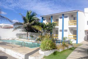 康塞桑达巴拉太阳花旅馆的一座别墅,在一座建筑前设有一个游泳池