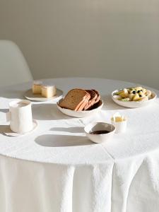 利多迪费尔莫CinziaHome Boutique B&B的一张白色桌子,上面放着食物板