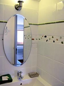 卡斯特拉讷Un cadre magnifique, au cœur du Verdon的浴室设有镜子和水槽