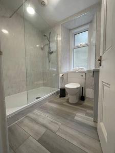 奥本Strathisla Garden Apartment, Oban的带淋浴、卫生间和盥洗盆的浴室