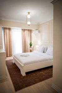 康斯坦察Apartament Zafi Lakeview的卧室配有一张大白色床和窗户