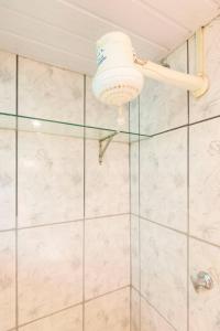 里约热内卢Quarto com banheiro para solteiros no Rio de Janeiro的带淋浴的浴室和玻璃门