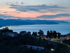 圣玛格丽塔-利古雷La Mansarda di San Lorenzo的黄昏时分,享有城市和湖泊的景致