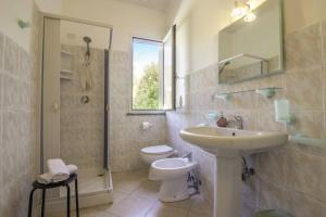 斯卡拉Nonno Aldo’s House的一间带水槽、卫生间和镜子的浴室