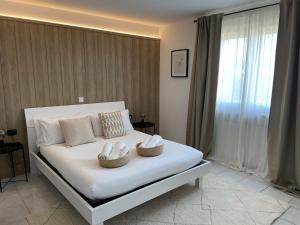 乌尔巴尼亚Casa Monte Santo的一间卧室配有一张带两个篮子的床