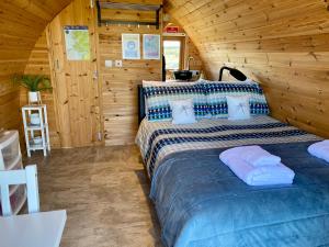 卡纳Earls View Pod的小木屋内一间卧室,配有一张床