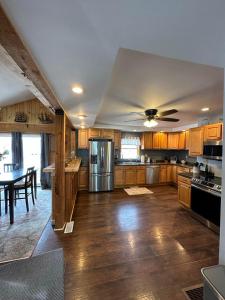 Osceola #13 Mine House的一个带木制橱柜和桌子的大厨房