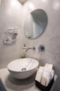 卡马利Kamara Sea View Villa的浴室设有白色水槽和镜子