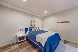 库珀维尔Penn Cove Strand #F的卧室配有蓝色和白色的床和一张桌子
