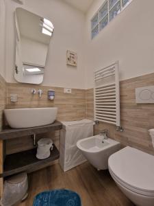 圣玛格丽塔-利古雷Appartamenti Mondo Per Te的浴室配有盥洗池、卫生间和镜子。