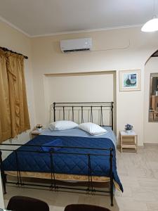MantoúkionSavvas&Katia's luxury studio的一间卧室配有一张带蓝色床单和枕头的床。