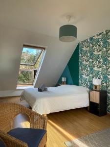 克罗宗Maison familiale 11 couchages, proche de La Palue的一间卧室设有一张大床和一个窗户。
