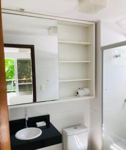 若昂佩索阿Tambaú Home Beira Mar - com varanda的一间带水槽、镜子和卫生间的浴室
