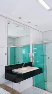 AcailandiaGênova Palace Hotel的一间带水槽和镜子的浴室