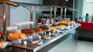 AcailandiaGênova Palace Hotel的一张自助餐,上面放着纸杯蛋糕和松饼