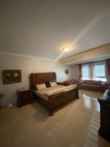阿加迪尔Marina Agadir Appartement的一间卧室设有一张大床和一个窗户。