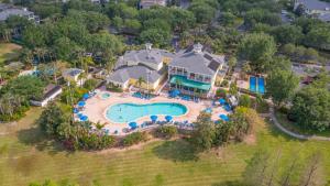 基西米Cristina's Tropical Villa/ Just minutes from Disney!的享有带游泳池的大房子的空中景致