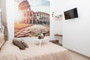 罗马Emperooms Guest House的一间卧室配有一张带竞技场照片的床