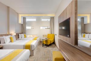 麦地那The Seasons Hotel的酒店客房设有两张床和一台平面电视。