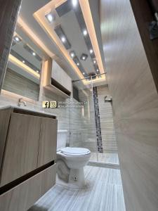 内瓦Hermoso Apartamento en Neiva的浴室配有白色卫生间和淋浴。
