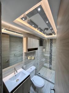 内瓦Hermoso Apartamento en Neiva的浴室配有卫生间、盥洗盆和淋浴。