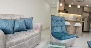 内瓦Hermoso Apartamento en Neiva的客厅配有沙发和椅子
