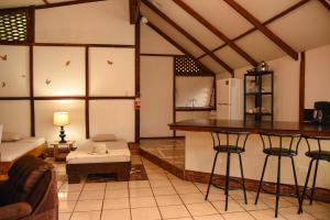 Puerto ViejoChilamate Rainforest Eco Retreat的客厅配有沙发和桌子。