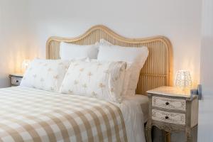 陶朗加Grace Road Getaway的一间卧室配有一张带木制床头板和一张桌子的床。