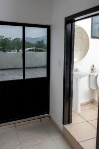 伊斯米基尔潘Rá Ngu的浴室设有黑色的门和水槽。