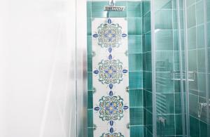 维耶特里B&B DieMme Amalfi Coast的浴室铺有绿色和白色瓷砖,设有淋浴。