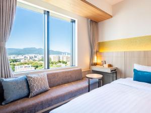 札幌Keio Prelia Hotel Sapporo的酒店客房设有一张床和一个大窗户