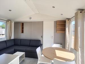 Mobil-Home Jullouville, 3 pièces, 4 personnes - FR-1-361A-59的休息区