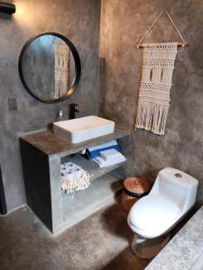 科苏梅尔San MARTÍN的一间带水槽、卫生间和镜子的浴室