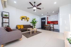 吉隆坡Netflix 1-4pax Family Suite at Arcoris Mont Kiara的带沙发和吊扇的客厅
