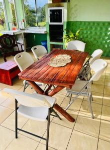 GuayabalMiravalles Volcano House的厨房里配有一张木桌和椅子