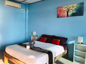 达叻府Rock sand Resort的蓝色的卧室,配有一张带蛇床的卧室