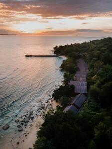 刁曼岛Tunamaya Beach & Spa Resort Tioman Island的享有海滩的空中海景