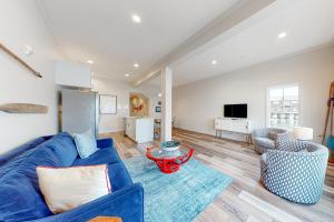 库珀维尔Penn Cove Strand #E的客厅配有蓝色的沙发和桌子
