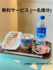 东广岛市LUXe的托盘,内含一瓶水和饮料