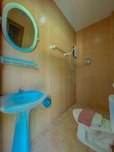 皮皮岛View Garden Resort的一间带水槽、卫生间和镜子的浴室