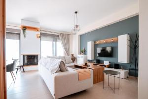 普雷韦扎Villa Athina的客厅配有白色沙发和电视
