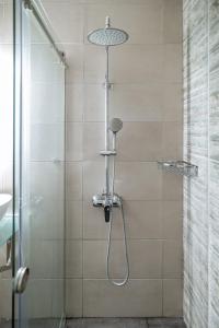 普雷韦扎Villa Athina的浴室内配有淋浴和头顶淋浴