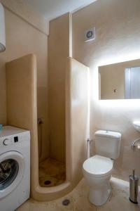 卡利斯托斯Central House Karistos的一间带卫生间和洗衣机的浴室