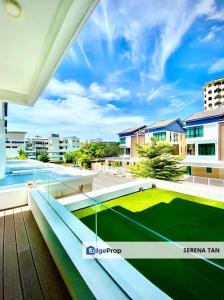 峇都丁宜Penang 5bedroom Bungalow with pool的一座带网球场的建筑的阳台