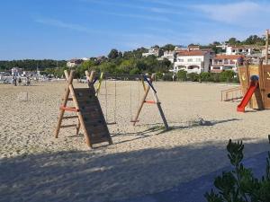 洛帕Sandra -Lopar的海滩上带秋千的游乐场