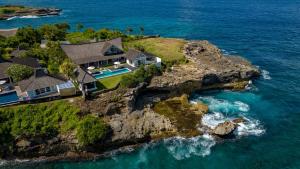 蓝梦岛卡萨德尔马酒店的海洋悬崖上房屋的空中景观