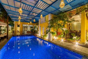 会安Hoi An Heart hostel Villa的一座带天花板的大型游泳池