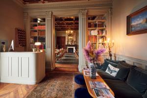 马赛Château Beaupin Chambres et Suites By Les Collectionneurs的带沙发的客厅和用餐室