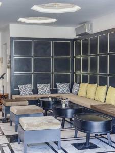 清迈ห้องดีลักซ์วิวดอยสุเทพ Deluxe with Doi Suthep view的带沙发和桌椅的客房