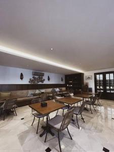 清迈ห้องดีลักซ์วิวดอยสุเทพ Deluxe with Doi Suthep view的一间设有木桌和椅子的餐厅